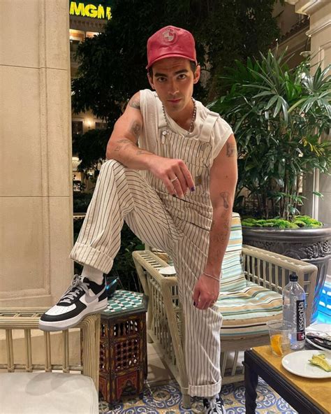 Joe Jonas height, weight. Keeps his body in good shape - starschanges.com