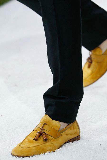 С чем носить яркую обувь мужчинам?