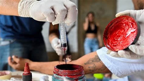 Un Artista Colombiano Dibujó Con Sangre El Rostro De Residente En Una Pared De Cali Infobae