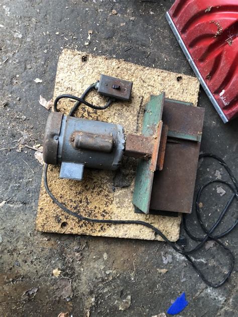 Anyone know what this machine is? I’m cleaning out an old garage and ...