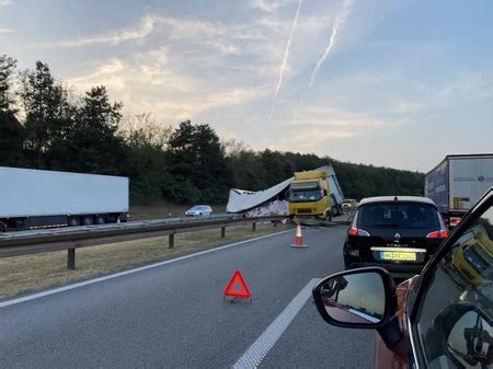 Prve fotografije prevrnutog šlepera na auto putu Miloš Veliki Udario u