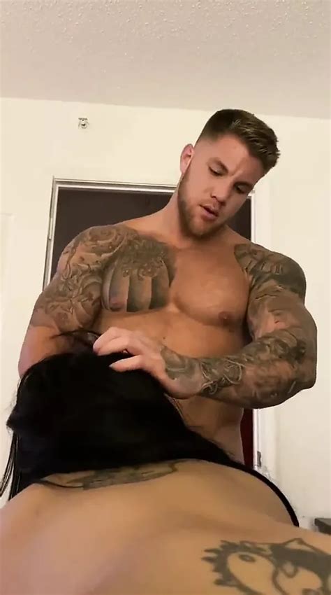 Inked alpha hunk真的可以用他的大工具撕裂一些阴户 xHamster