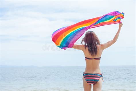 Sexy Frau Im Bikini Auf Tropischem Strand Stockbild Bild Von Himmel Frau 98339501