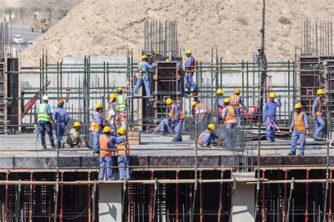 Workers At A Construction Site 照片檔及更多 建築地盤 照片 建築地盤 建築工人 忙碌 Istock