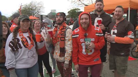 Cleveland Browns fans begin tailgate in Muni Lot on Saturday | wkyc.com