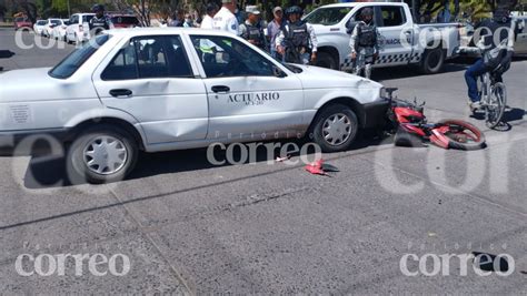 Chocan En Salamanca Moto Y Vehículo Del Poder Judicial Hombre Y Menor