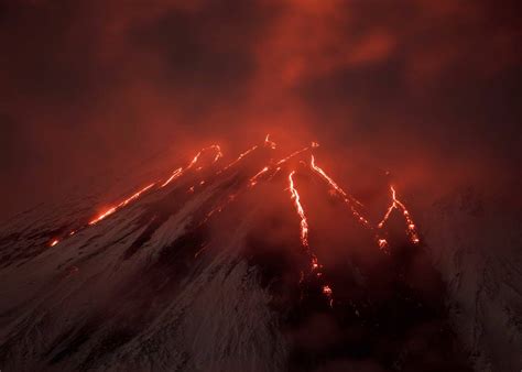 Shiveluch and Kliuchevskoi volcanoes strongly explode in Kamchatka ...