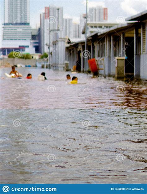 Inundaci N En Rea Del Puerto De Kali Adem Jakarta De La Agua De Mar