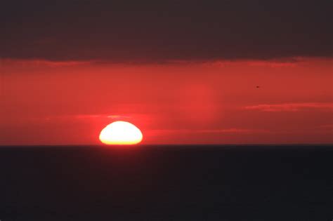 File:Refracted sun rising over Virginia Beach.jpg - Wikipedia