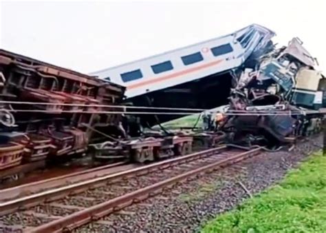 Kecelakaan Kereta Api Turangga Dan Commuterline Bandung Raya Di Petak