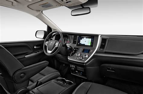 Toyota Sienna (2015) - picture 5 of 6