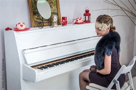 пианистка и белое фортепиано Stock-Foto | Adobe Stock