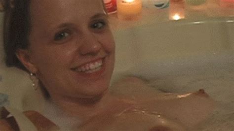 Naughty Milf Ellie Faye Amateur Ellie Faye Masturbates With Shower Head Mp