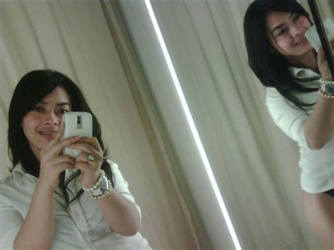 Cerita Artis Indonesia Foto Foto Hot Syahrini Sedang Dugem