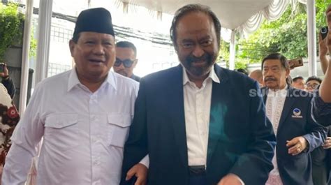 Tiba Di Nasdem Tower Prabowo Gandeng Tangan Surya Paloh Dan Jalan Di