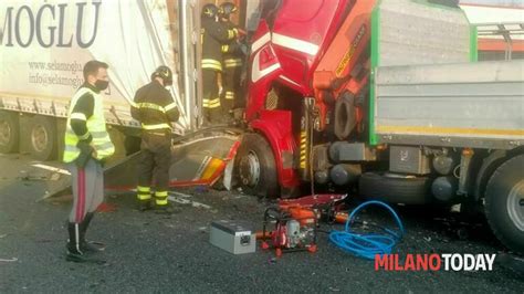 Incidente In A Ad Agrate Tamponamento Tra Camion Morto Ugo Comerlati