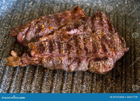 Carne De Bovino Suculenta Cozinhando Em Prateleira Na Cozinha