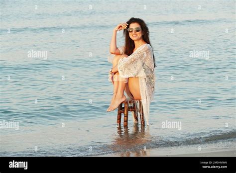 Schöne junge frau im bikini und gläser Fotos und Bildmaterial in hoher Auflösung Alamy