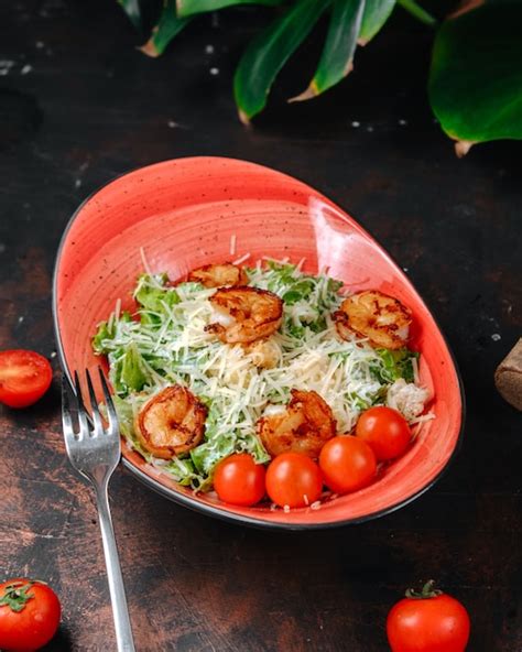 Salade César Aux Crevettes Sur La Table Photo Gratuite