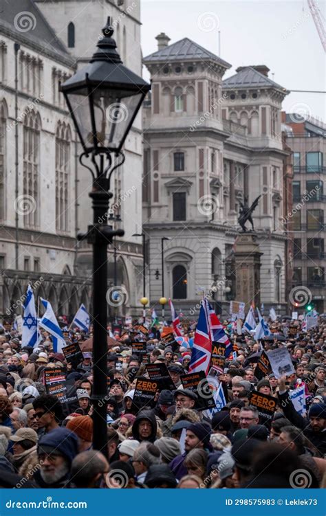 Pessoas Sinais E Bandeiras Na Marcha Contra O Antissemitismo No