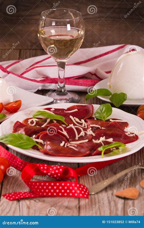 Ravioli Rouges De Coeur Avec La Tomate Le Mozzarella Et Le Basilic