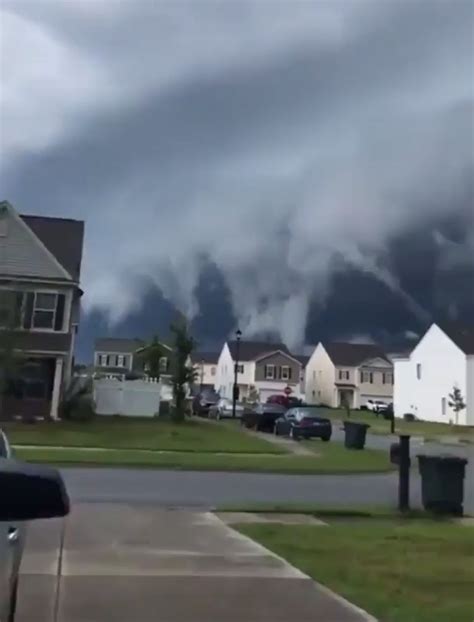 Storm clouds that resemble a huge ocean wave : r/woahdude