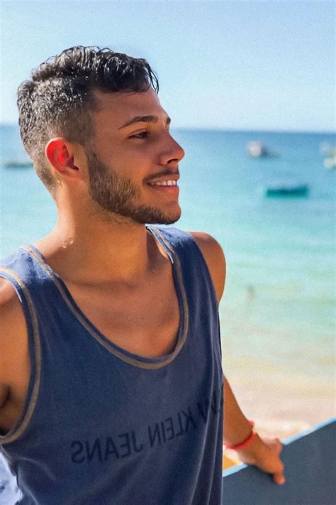 Popó quer que filho tome cuidado ao expor carinho namorado Casal gay causa inveja