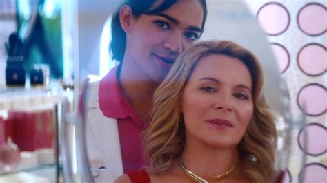 Glamorous Eerste Blik Op Netflix Serie Met Kim Cattrall VARAgids