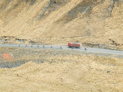 Ciclistas De Monta A Montando El Famoso Camino De La Muerte En Bolivia