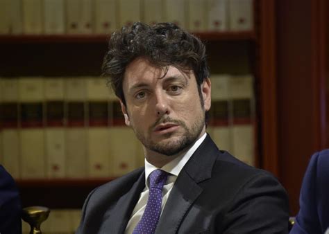 Striscia La Notizia Andrea Giambruno In Un Fuorionda Imbarazzante