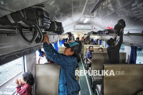 Libur Panjang Isra Miraj Dan Imlek Stasiun Senen Dipadati Penumpang