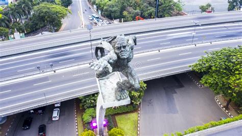 Monumento De Dirgantara Con La Carretera De Peaje En Jakarta Foto De