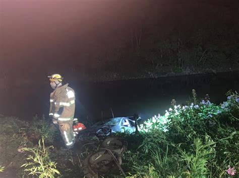 Carro Bate Em Mureta Cai S Margens Do Rio Paraibuna E Mata Motorista