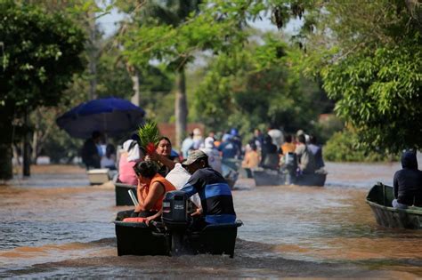 Desplazados Por Inundaciones En Paraguay Conviven En Refugios Mientras