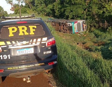 Duas pessoas ficam feridas em acidente ônibus no interior