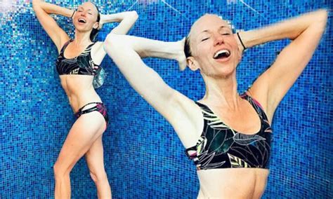 10 Hot Sexy Debbie Gibson Bikini Pics