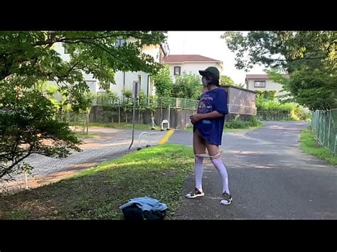 女装子まゆちゃんが早朝にもかかわらずあまりに暑かったのでニーハイノーパンのままTシャツ一枚で住宅街を歩きながら露出プレイを楽しんでいる XVIDEOS
