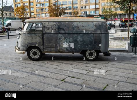 Furgoneta combi vw de la década de 1960 fotografías e imágenes de alta