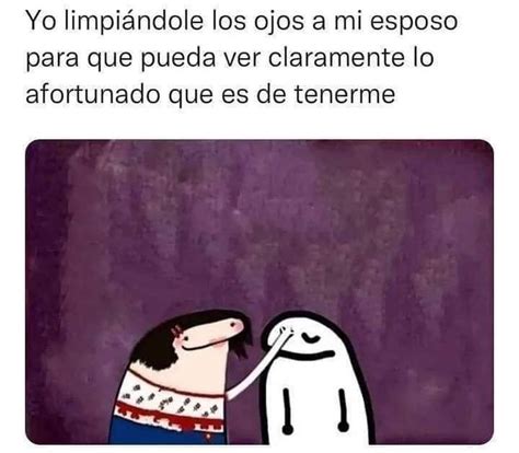 Yo limpiándole los ojos a mi esposo para que pueda ver claramente lo