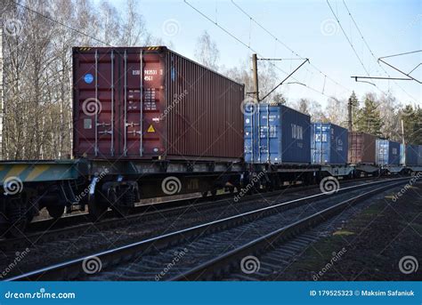 Contentores De Transporte De Mercadorias No Comboio De Mercadorias