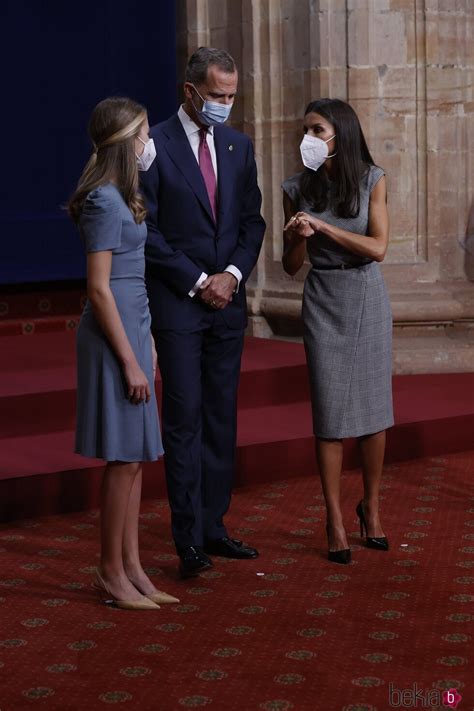 La Reina Letizia Hablando Con El Rey Felipe Y La Princesa Leonor En La Audiencia A Los