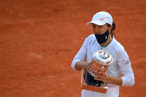 Top 5 Photos,10/10: Swiatek makes history in Paris | Tennis.com