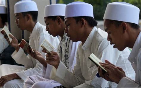 Bacaan Lengkap Surat Al Kahfi Pada Malam Jumat Beserta Keutamaannya