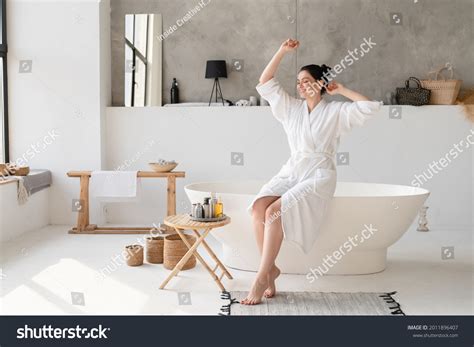 Naked Woman Bathroom Bilder Stockfoton Och Vektorer Shutterstock