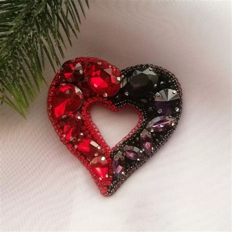 Fancy brooch, on Valentine's day Etsy | Бисерные украшения, Бисерные ...