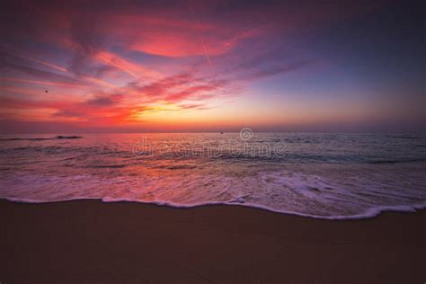 Bela Paisagem Nublada Sobre As Ondas Do Mar E A Paisagem Marinha