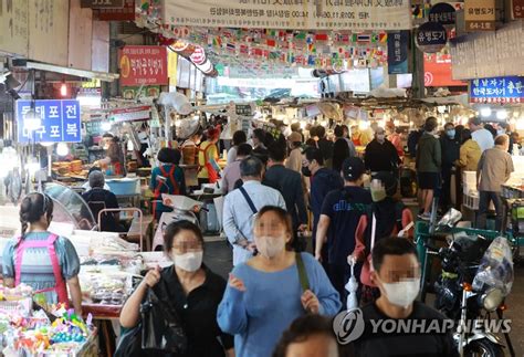 추석 앞두고 붐비는 전통시장 연합뉴스