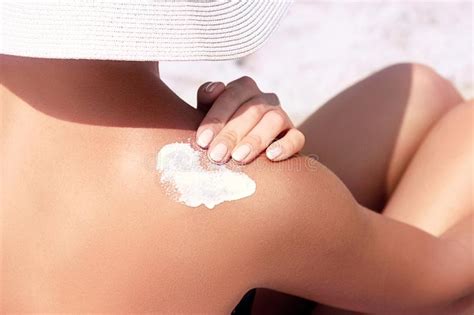 Mulher Feliz Que Aprecia O Relaxamento Da Praia Alegre No Ver O Pela