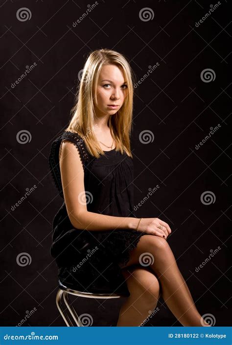 Blonde Sexy Mise En Valeur Contre Le Noir Photo Stock Image Du L Gance Adulte