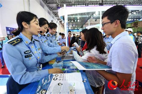 组图空军招飞展馆首次亮相珠海航展备受关注 军事 人民网